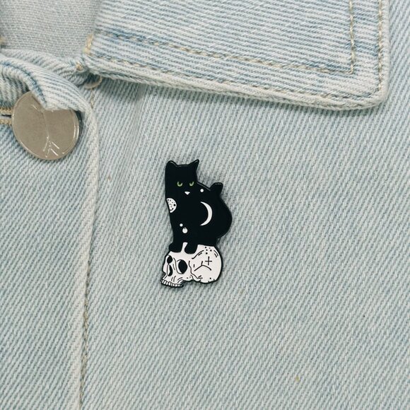 ☀️Enamel Pin Black Cat Skull Moon Green Eyes Keeper of Death Lunar Cat Broch New - Picture 1 of 7